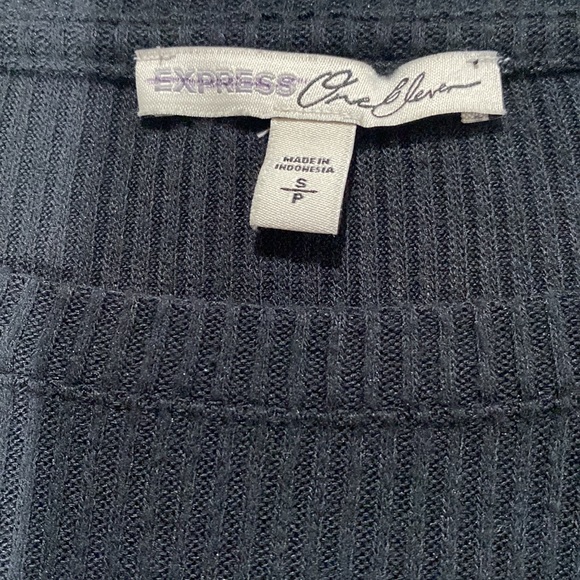 Black cropped top. Drawstring at bottom - Picture 2 of 3